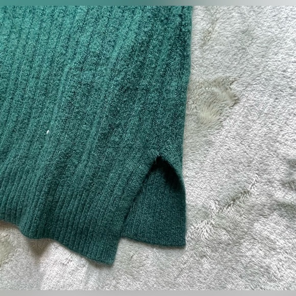 Women’s medium green old navy sweater - Picture 3 of 4